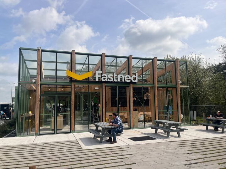 EUROPE. Fastned opens first shop at fast charging station between Antwerp and Breda