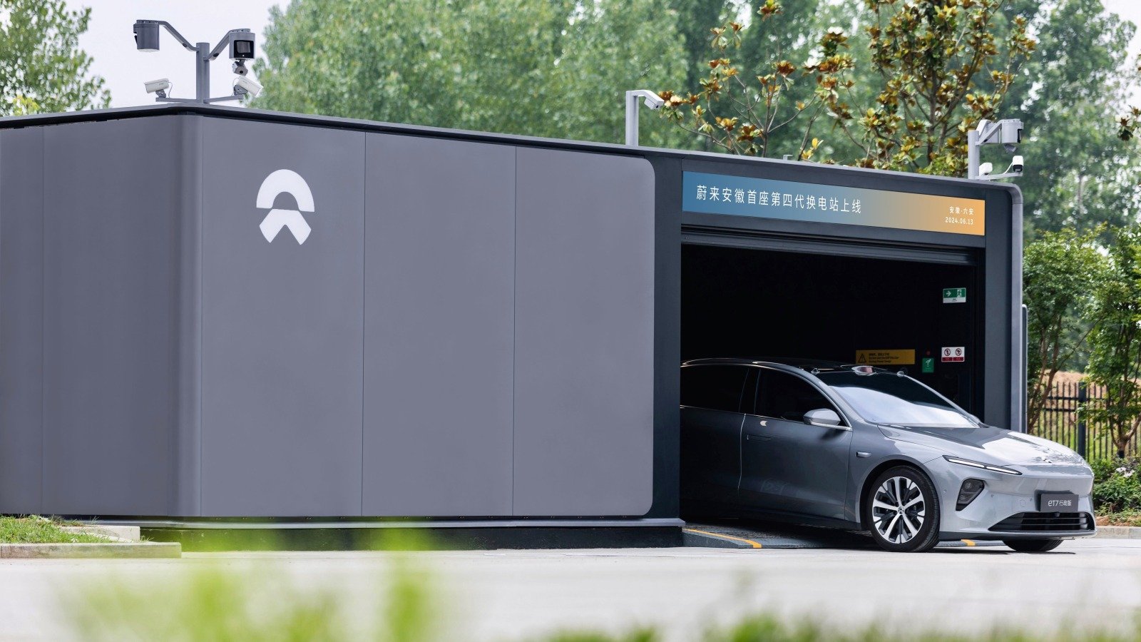 CHINA. Nio's 4th-Gen EV Battery Swap Stations Install A Fresh Pack In ...